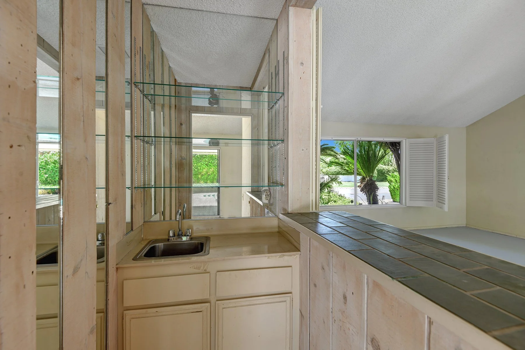 WET BAR MLS.jpg
