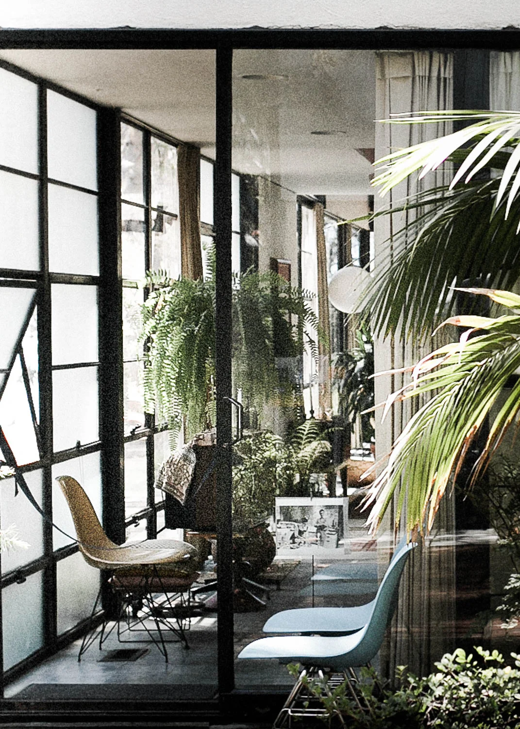 Eames_House_Pacific_Pallisades_interior.jpg