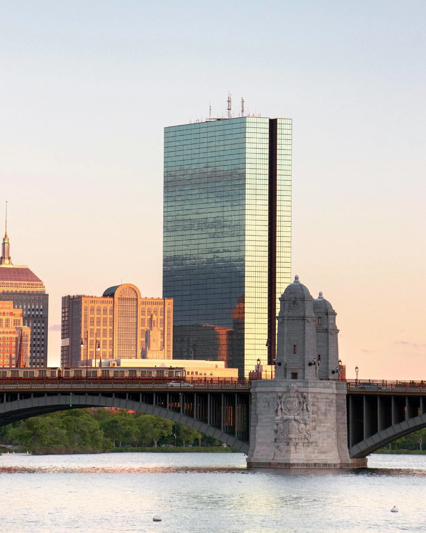 In true New England fashion, the sun inconveniently follows the gloom.
.
.
.
.
.
.
.
.
.
.
.
.
.
#bostondotcom
#bostonlife
#followingboston
#ig_america
#igboston
#igersboston
#ignewengland
#ignorthshore
#johnhancock
#skyline
#thebostoncal
