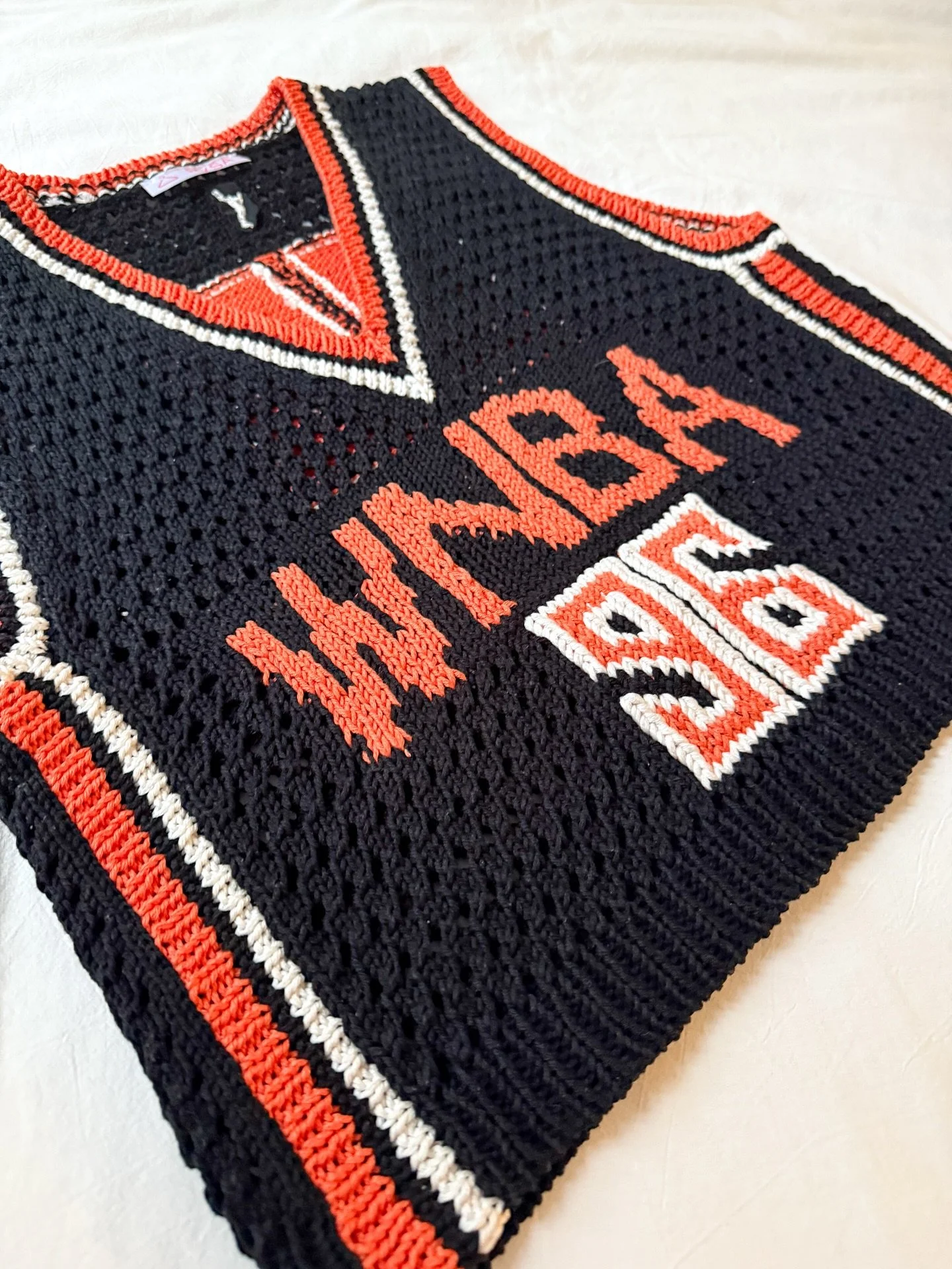 The details 👀🧶

Pattern by me!

Yarn @adriafil_filati_made_in_italy Memphis cotton in black, white, and orange

#knitting #wnba #womenssports