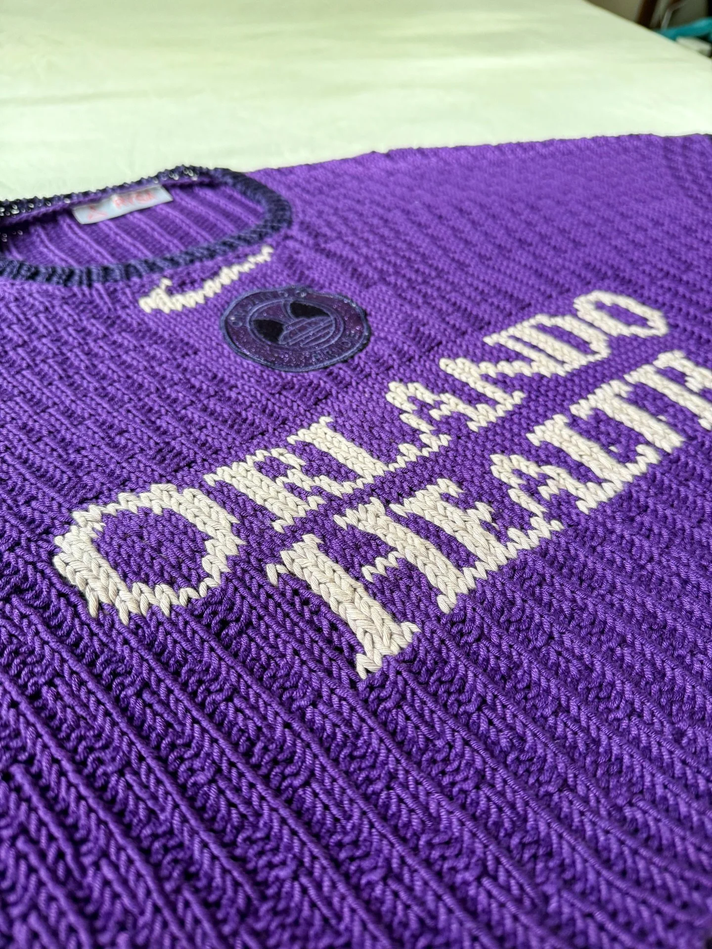 The details 💜

@martavsilva10 @orlpride 

Pattern by me! 

Yarn details
Purple: @berrocoyarn Modern Cotton in Poe
Blue: Beeroco Modern Cotton in Abbott Run
Light Purple: @woolandthegang Shiny Happy Cotton in Lilac Wash
Dark Purple: @cascadeyarns Ult