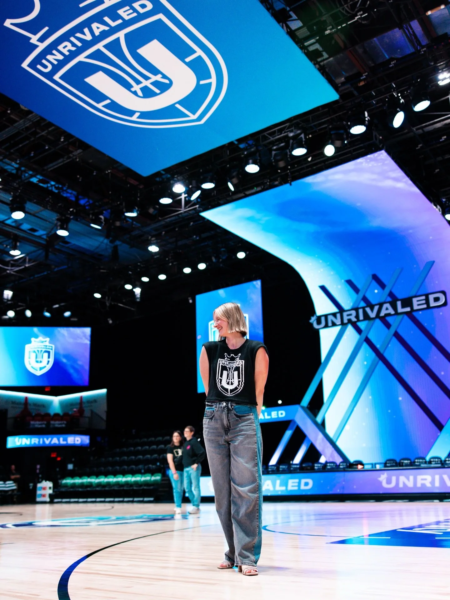 Miami crop -> Brooklyn crop

My original plan for this top was a short sleeve with full color logo, but I highly underestimated how long the duplicate stitch logo would take. In Miami I wore as a tank with black and white logo, by the time semifin