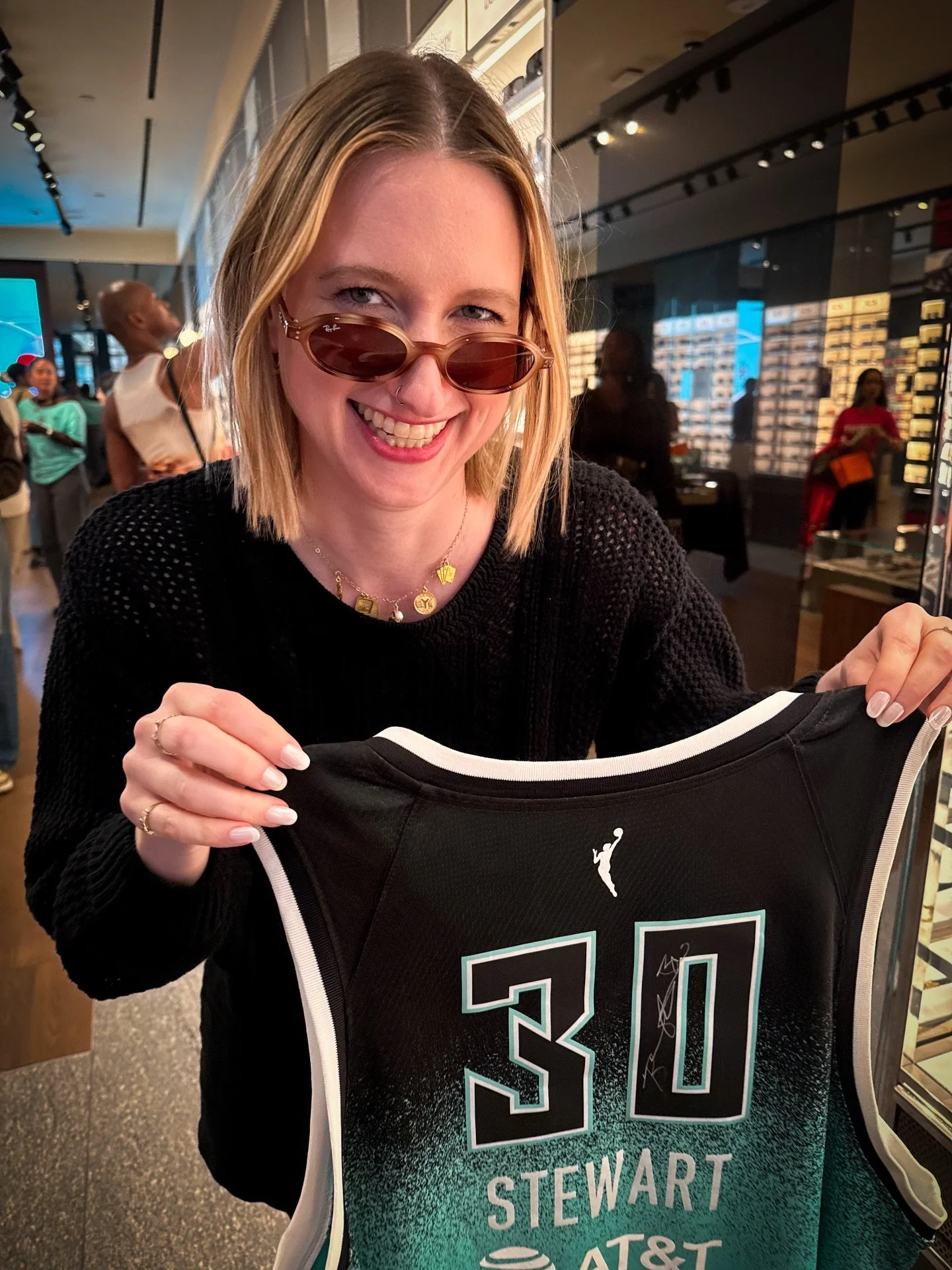 I can&rsquo;t believe I won a @breannastewart30 signed jersey and I didn&rsquo;t even have to knit for it 

S/o @nyliberty x @sunglasshut for a great event and my new favorite sunglasses plus this great raffle prize 🗽🤝😎