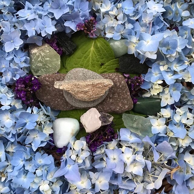 Breakdown, rebuilding altar charged by the throat color blue, stones fluorite, chrysoprase to receive and assimilate compassion and growth from our highest guidance, aquamarine for clear communication moldavite to magnetize persons and situations for