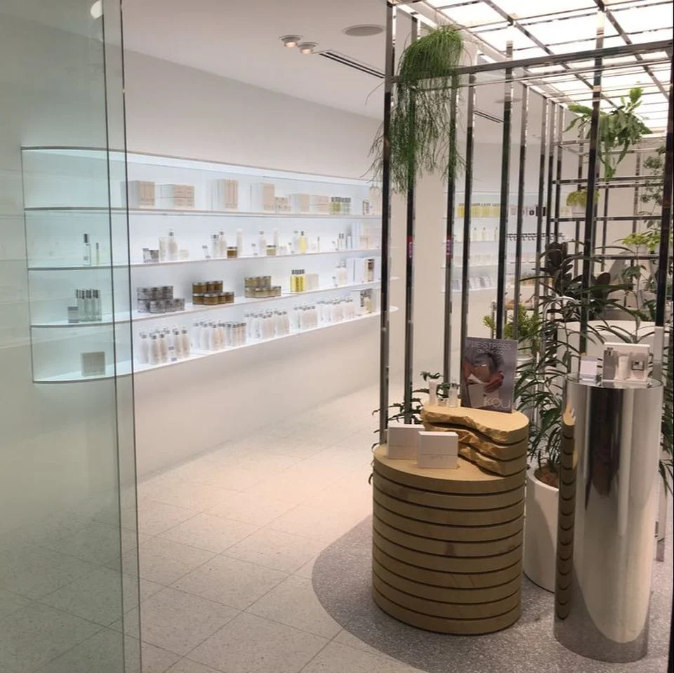 The iKOU Skincare store uses Pixalux panels as illuminated shelves - Photo Jean-Marie LIERE