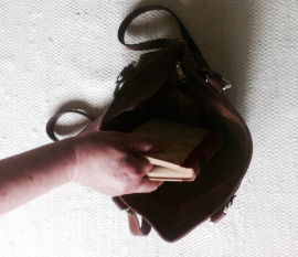 Minä laitan kirjan kassi in . ( I put the book into the bag. )