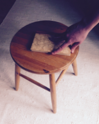 Minä laitan kirjan tuoli lle . ( I place the book onto the chair. )