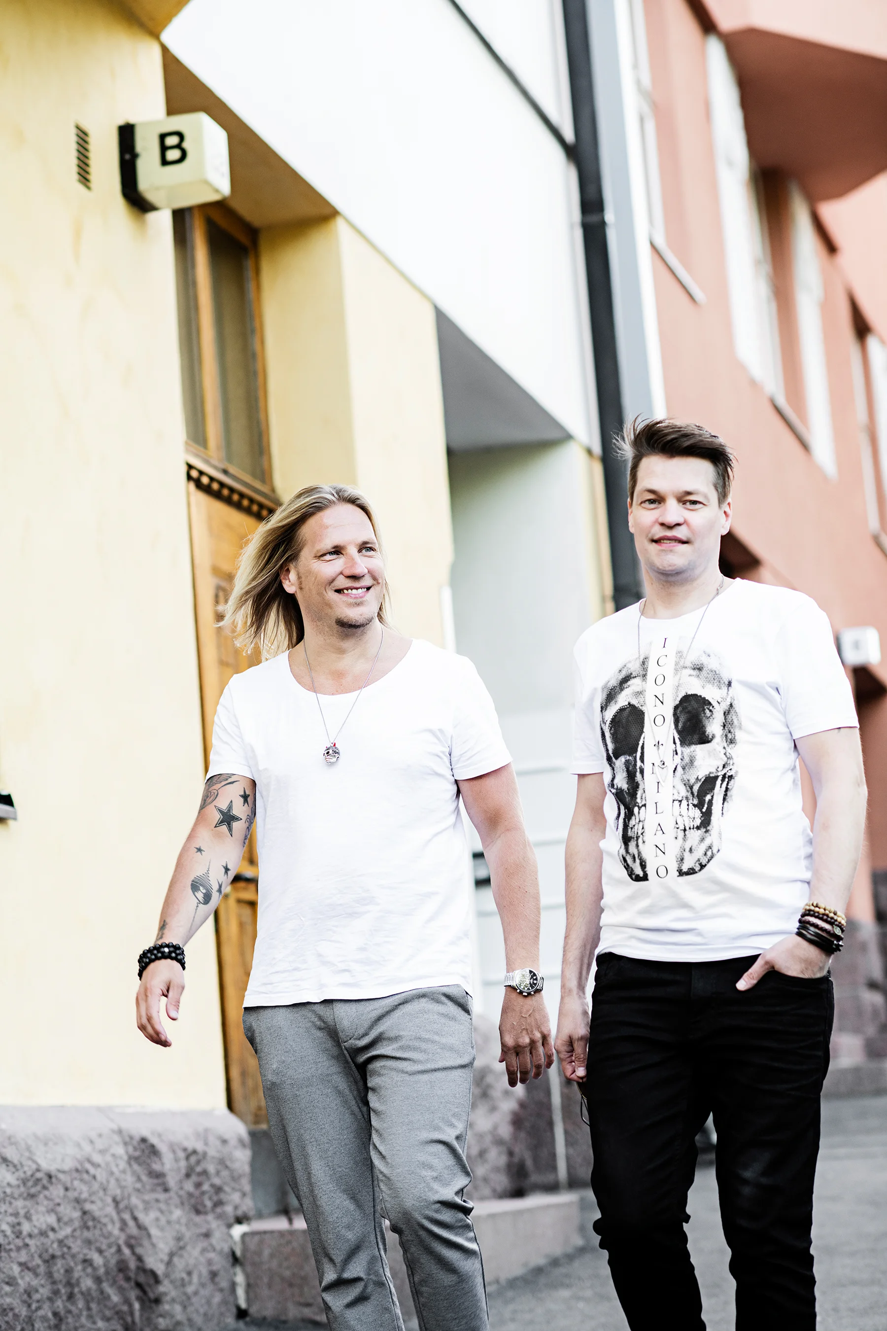 Me Naiset / Pasi & Sami Kuronen