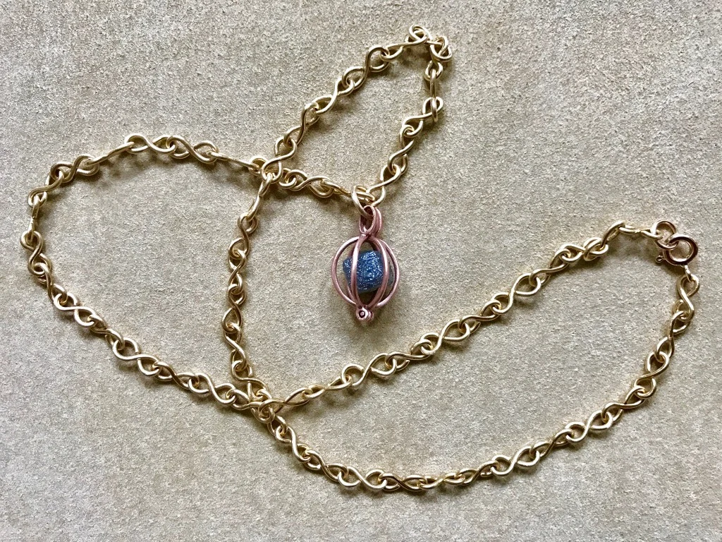 YELLOW GOLD INFINITY CHAIN WITH ROUGH DIAMOND GEM BASKET