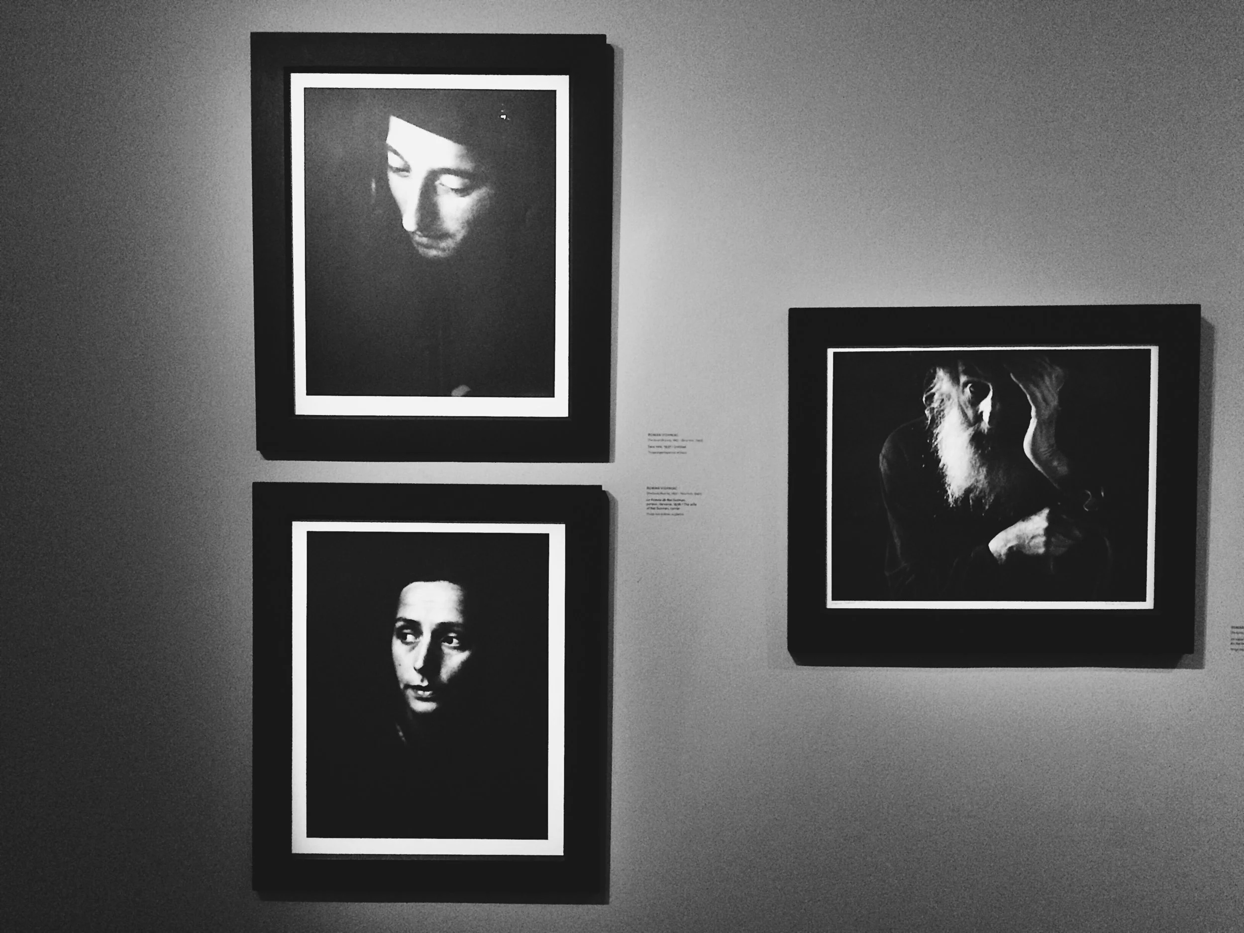 Romain Vishniac : Sans titre (1937), La femme de Nat Gutman, porteur (1938), Un vieux du village (1935)
