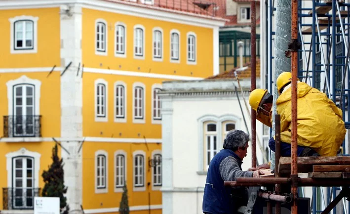 Construtores civis a renovar um edifício no centro histórico de Lisboa (João Cortesão/AFP/Getty Images)