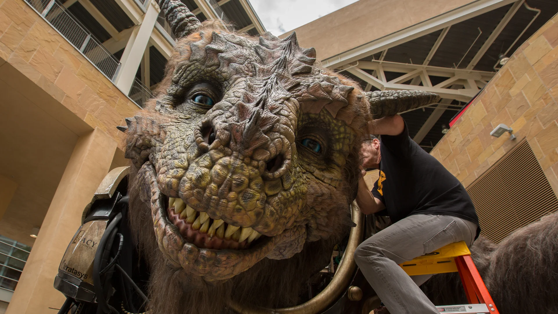wired_how-to-make-a-giant-robot-mech-watch-the-giant-creature-marry-a-couple-more-highlights-from-san-diego-comic-con-2014.jpg
