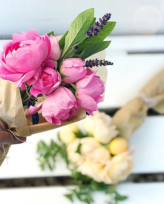 A bouquet for you and a bouquet for a friend 💐💐! One of the many reasons I grow garden roses and herbs together is that they make fragrant and pretty bouquets!  Now on the blog sharing my tips and favorite bouquet pairings👆🏻. Link in bio.
***
#da