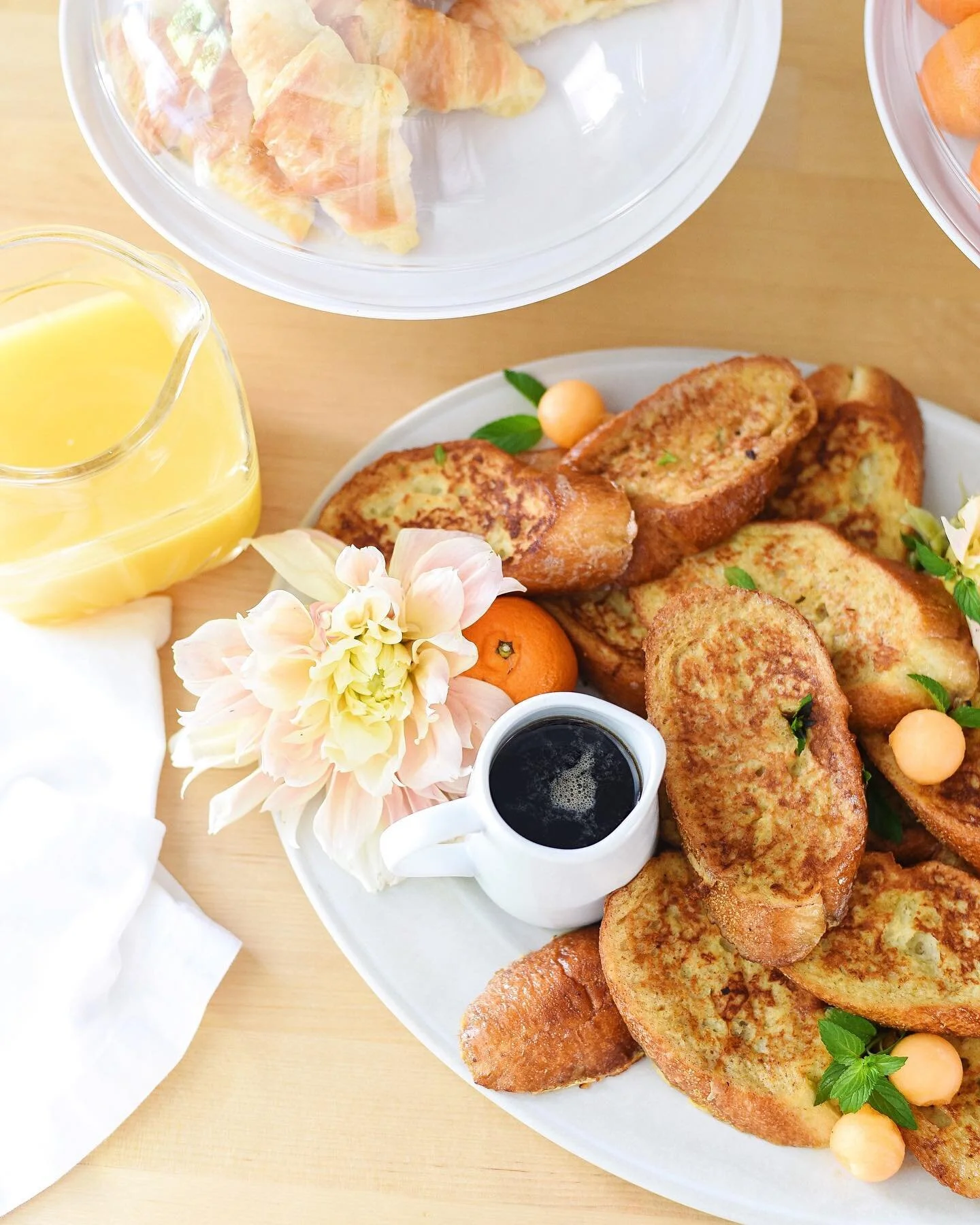 School week means weekend treats!  And I am team french toast all.the.way!  Our recipe - link in bio - calls for just a dash of nutmeg, that and a loaf of french bread is what really makes this 👌🏻. In the comments below, tell me are you team french