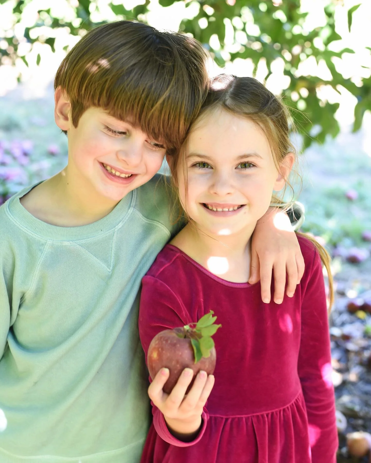 Field trip: found ourselves a quiet little orchard and picked our favorites! (Real talk : this after driving around for an hour to find one we felt comfortable at 😉). Grateful for a world where there are Septembers... grateful for farmers that do th