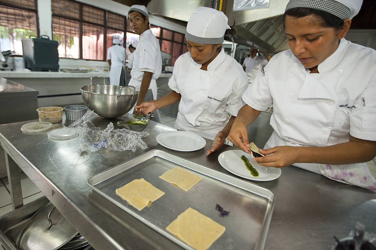 estudiantes de cocina (FOTO © RALPH LEE HOPKINS)