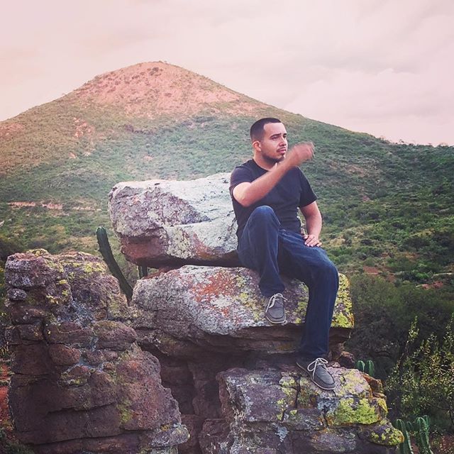 Back from Mexico, here I am giving an insightful speech! 🙃🇲🇽#sanluispotosi #santamariadelrio #canadadeyanez #quesosdetuna #chayotes #campechanas #chingesu #bigrock #heyitsme #photooftheday #pictureoftheday #mexico