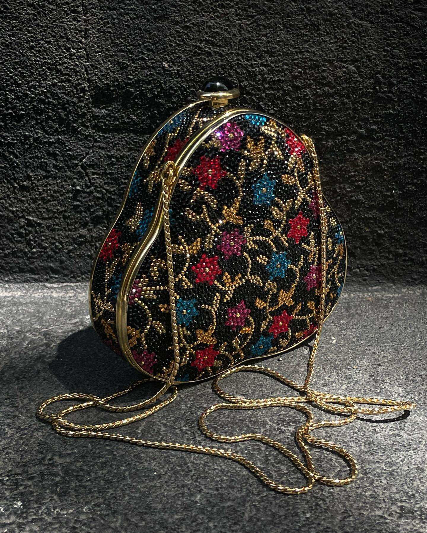 Judith Lieber Bag with Swarovski Crystals &bull; 5&rdquo; tall &bull; $650
&bull;
&bull;
&bull;
&bull;
#judithleiber #judithlieberbag #swarovski #crystal #bag #handbag #vintagebag #vintagepurse #floral #flowers #fashion #nycfashion #nightout #evening