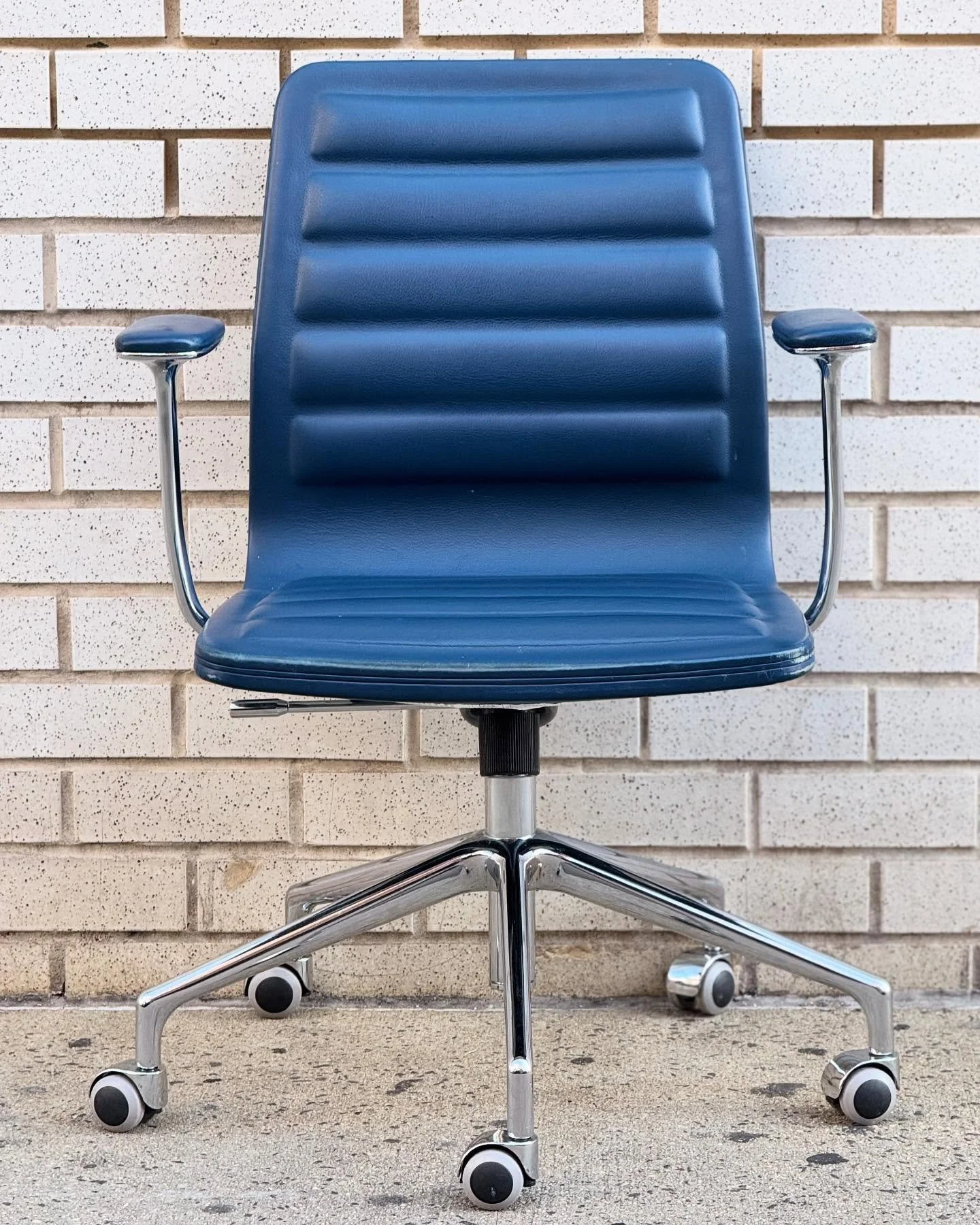 &ldquo;Lotus&rdquo; Leather Desk Chair &bull; by Cappellini &bull; SOLD
&bull;
&bull;
&bull;
&bull;
&bull;
#cappellini #office #wfh #lotus #leather #chair #vintagechair #desk #nycoffice #nycapartments #deskjob #design #interiordesign #chrome #vintage