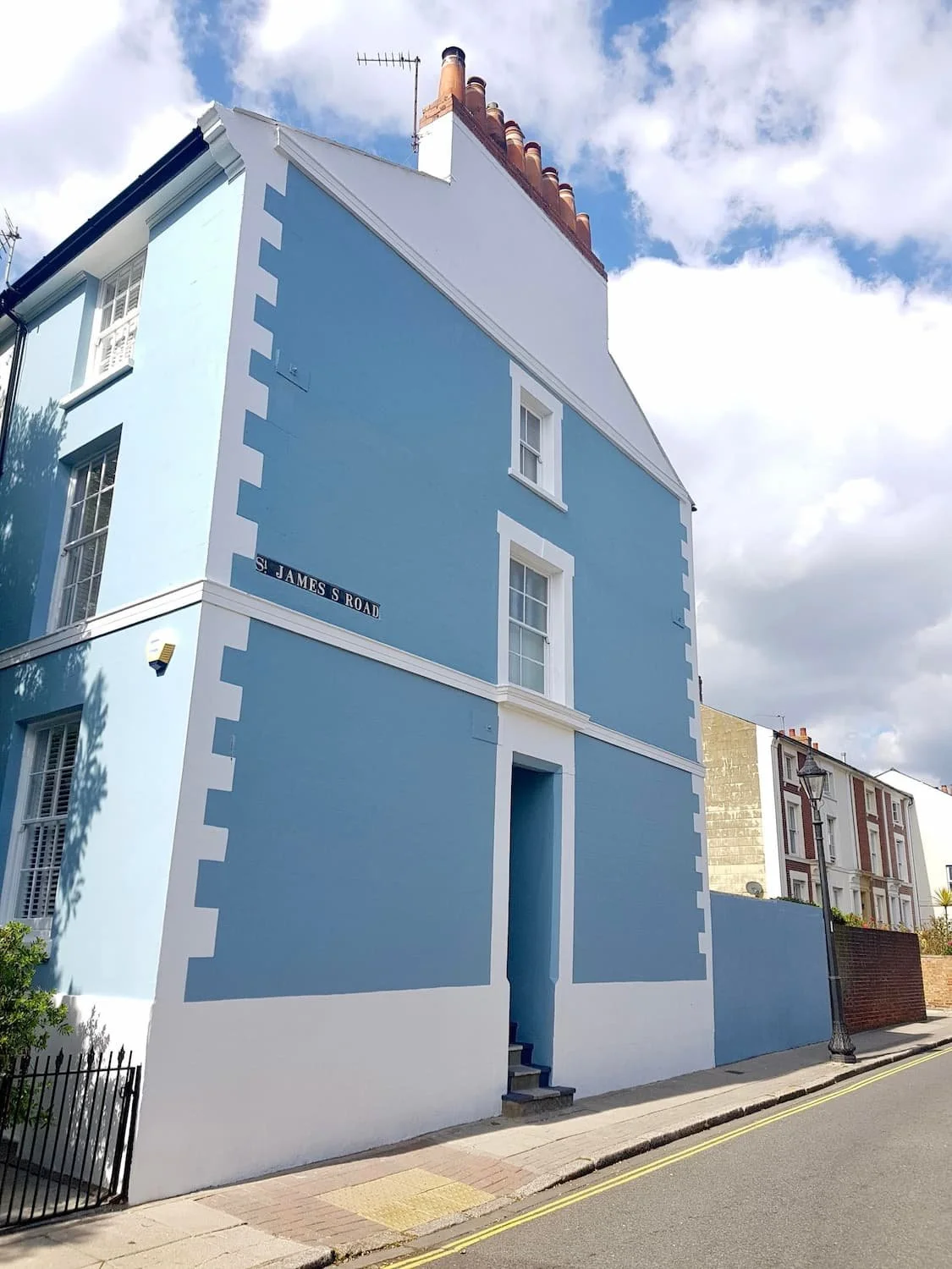 Luxury decorator swanmore, paintology. Stunning exterior full redecoration.