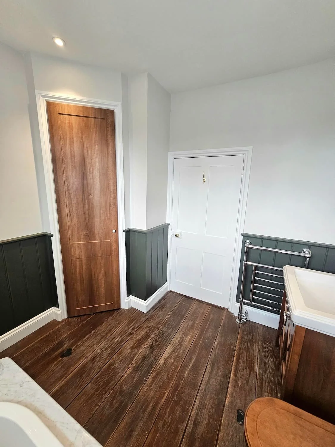 Luxury decorator sarisbury green, paintology. Stunning bathroom redecoration with panelling.