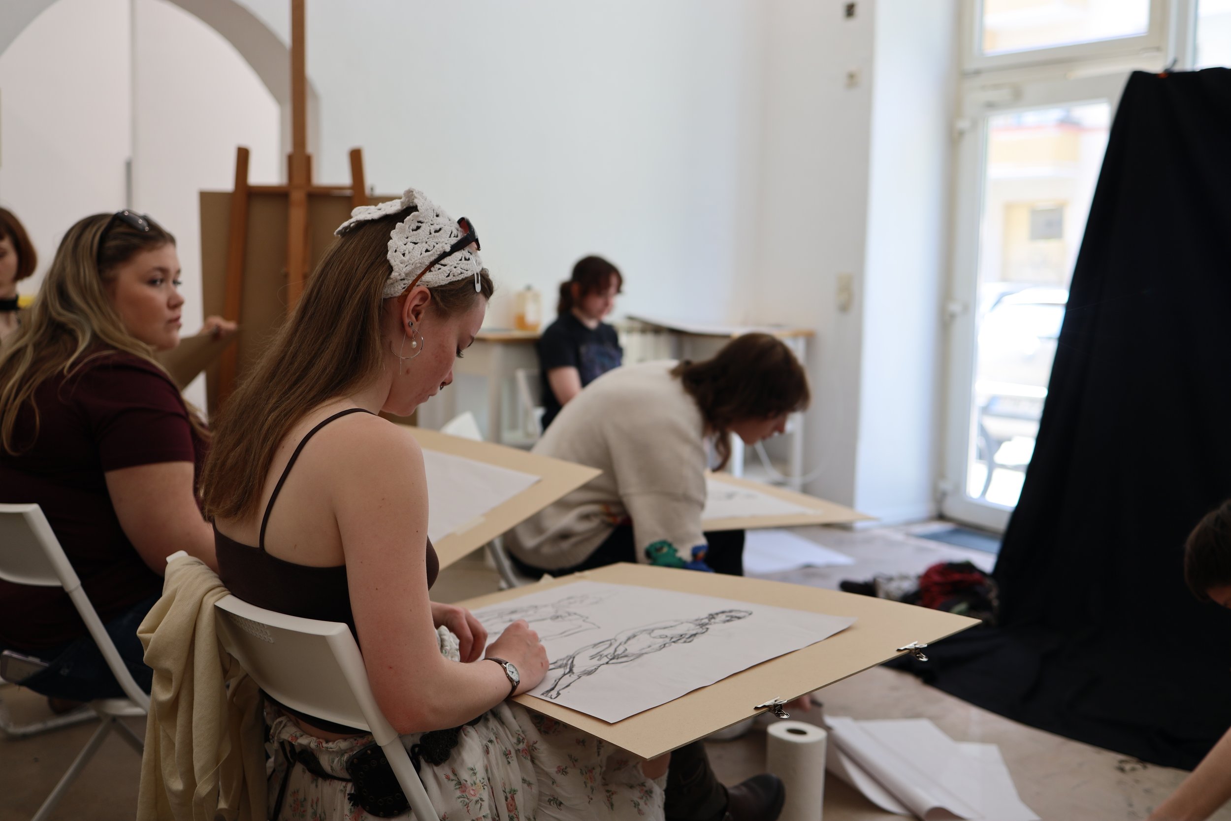 Students drawing from life in the Charlottenburg studio at Burnt Sienna Art School Berlin.