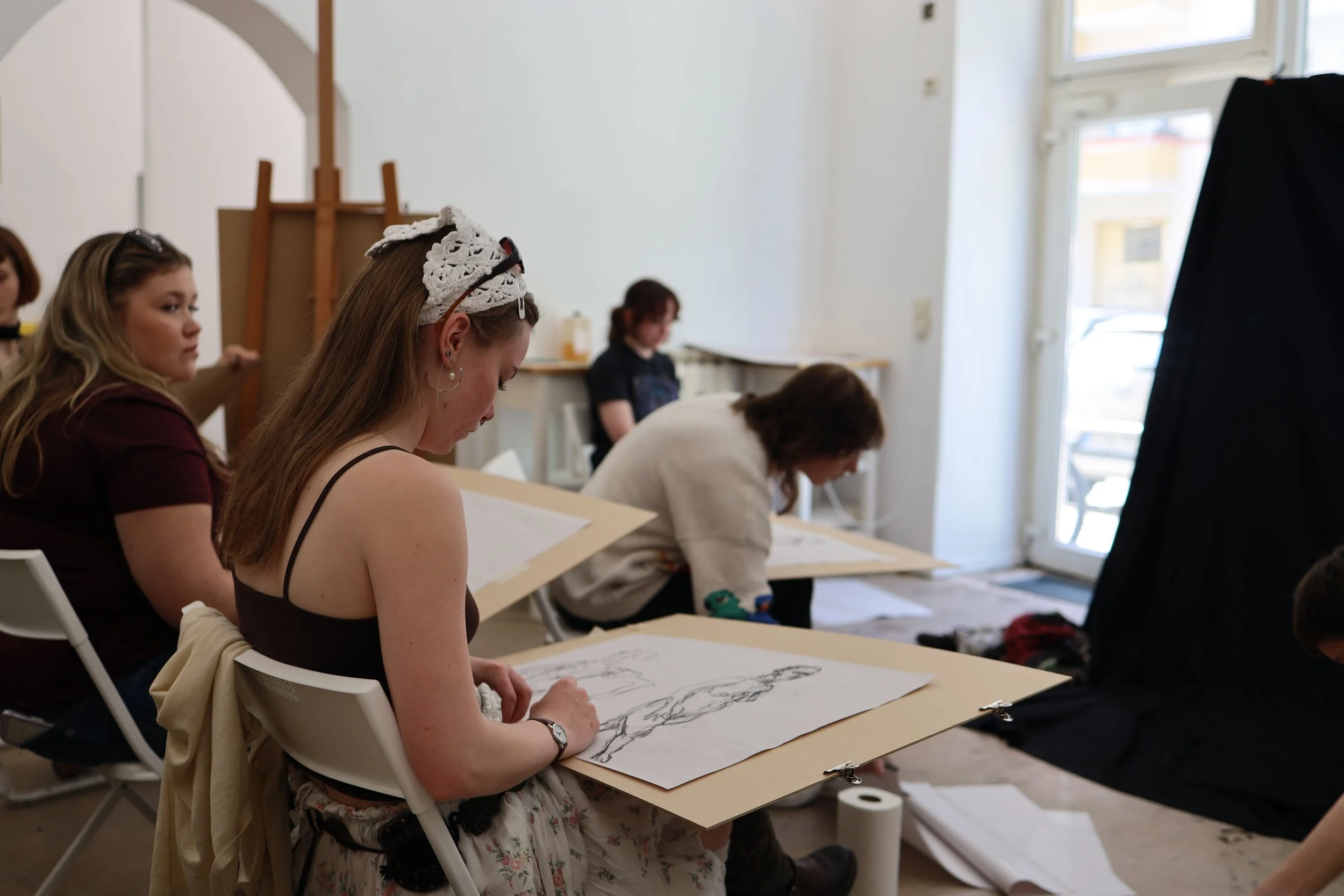 Students drawing from life in the Charlottenburg studio at Burnt Sienna Art School Berlin.