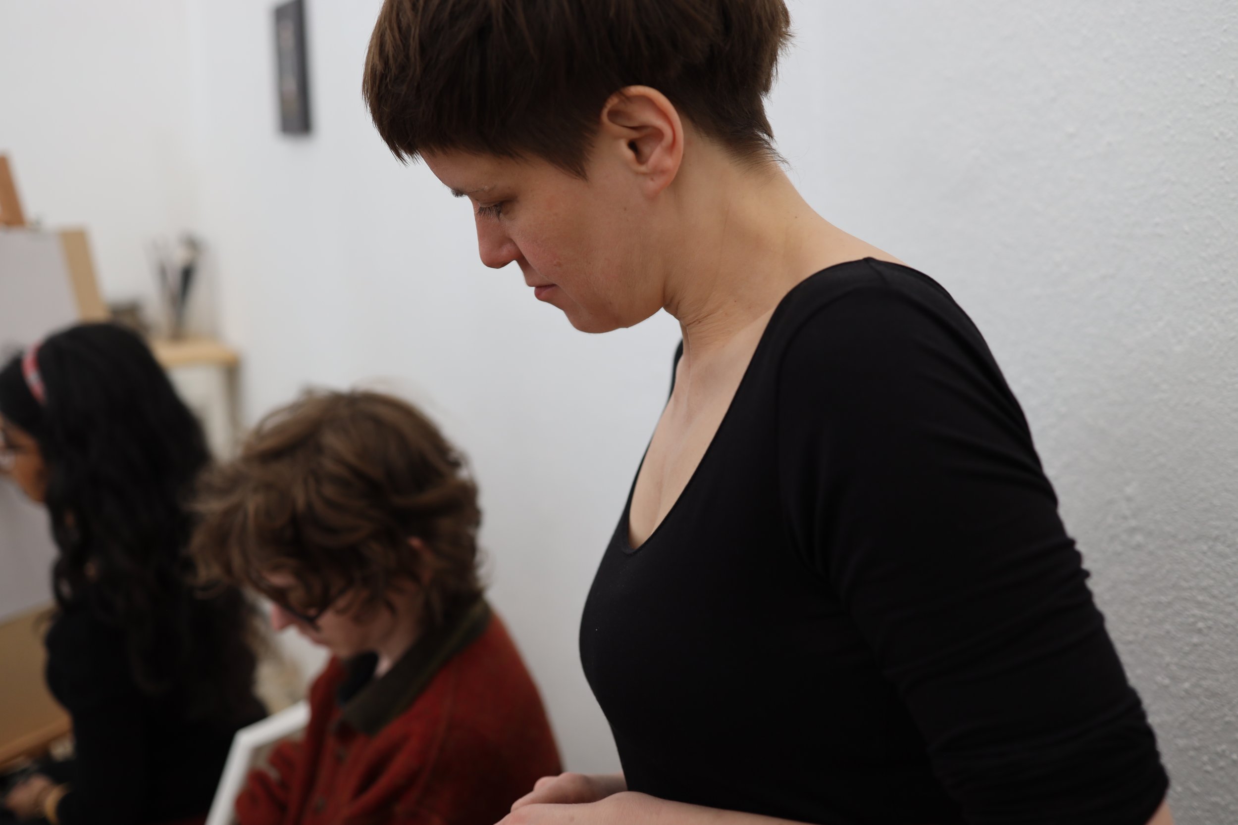 Emma Seach teaching a small drawing and painting class at Burnt Sienna Art School Berlin.