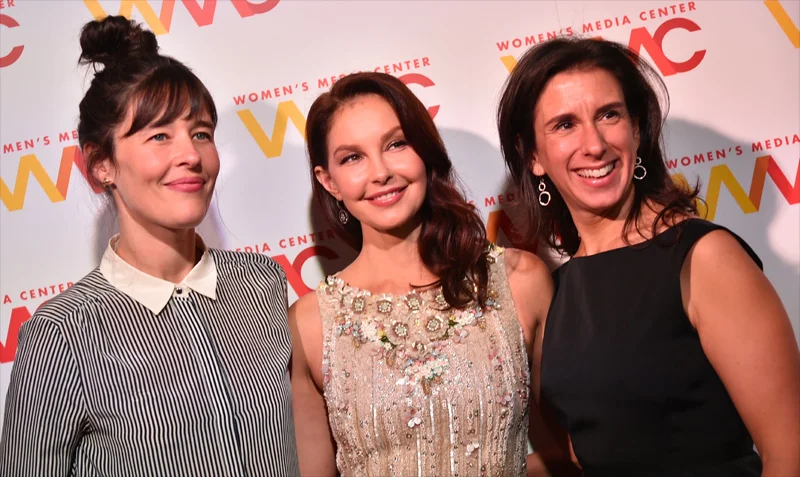 Ashley Judd (center), chair of WMC Speech Project, with New York Times journalists Megan Twohey (left) and Jodi Kantor (right), at the 2017 Women’s Media Awards, where Judd received the WMC Speaking Truth to Power Award from Gloria Steinem.