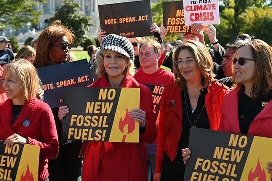  Jane Fonda at Fire Drill Fridays protest. 