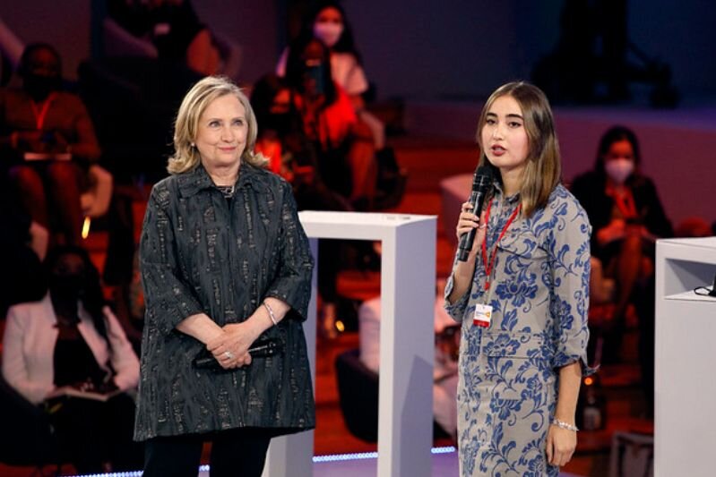 Former US Secretary of State Hillary Clinton introduced 17-year-old Chilean feminist Julieta Martínez who said girls her age who fight for equality “feel alone.” Read Julieta's recent post at The Elders' Blog. | UN Women/Fabrice Gentile / Flickr