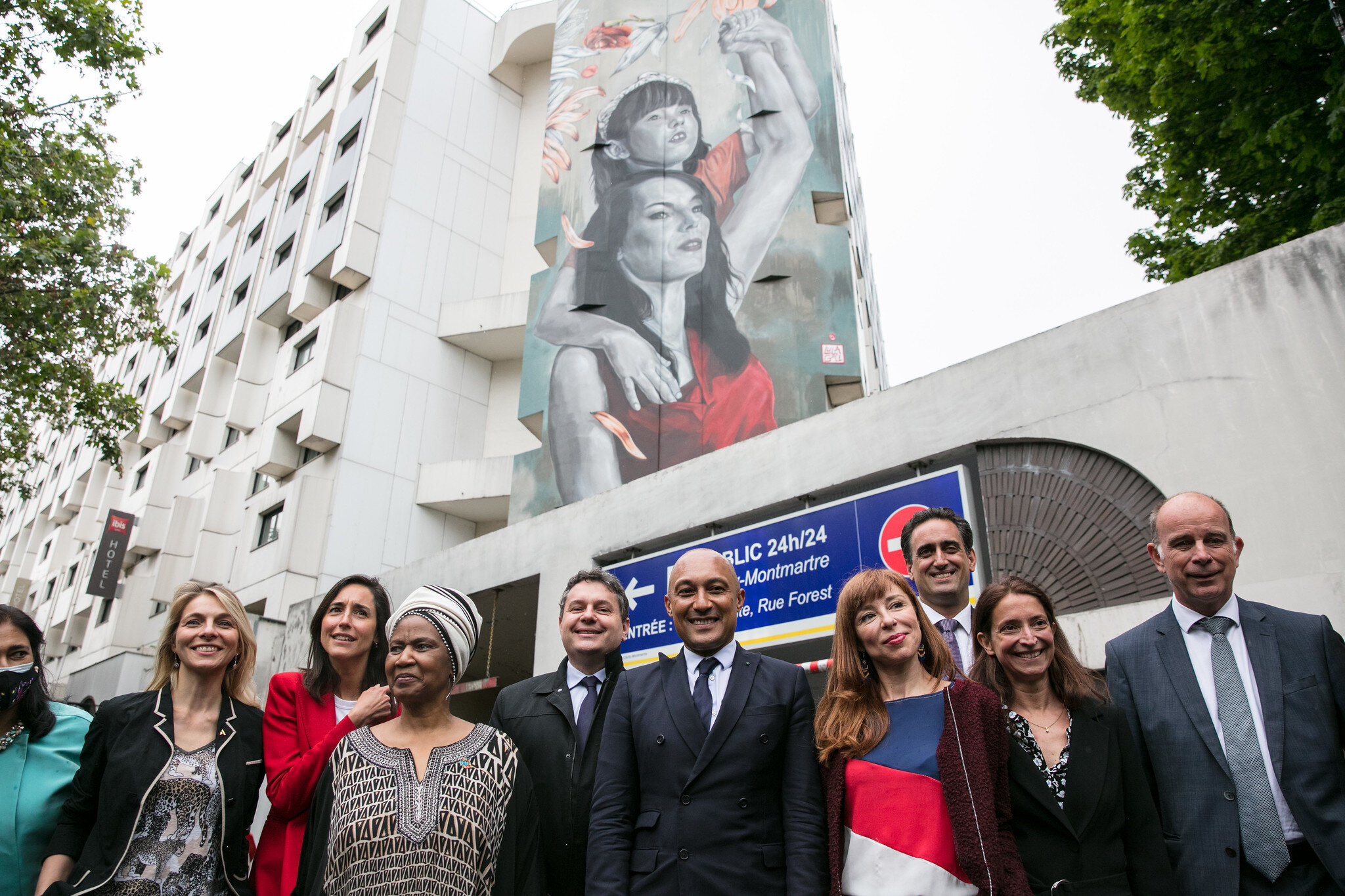 Ahead of the opening of the Generation Equality Forum in Paris, France, dignitaries gather to view a new mural produced for the forum by street artist Lula Goce. |  Photo: UN Women/Fabrice Gentile