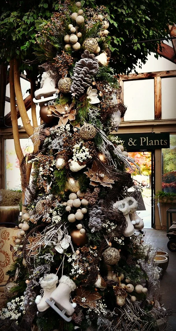 Iceskate and Berry Christmas Tree DKdekor.jpg