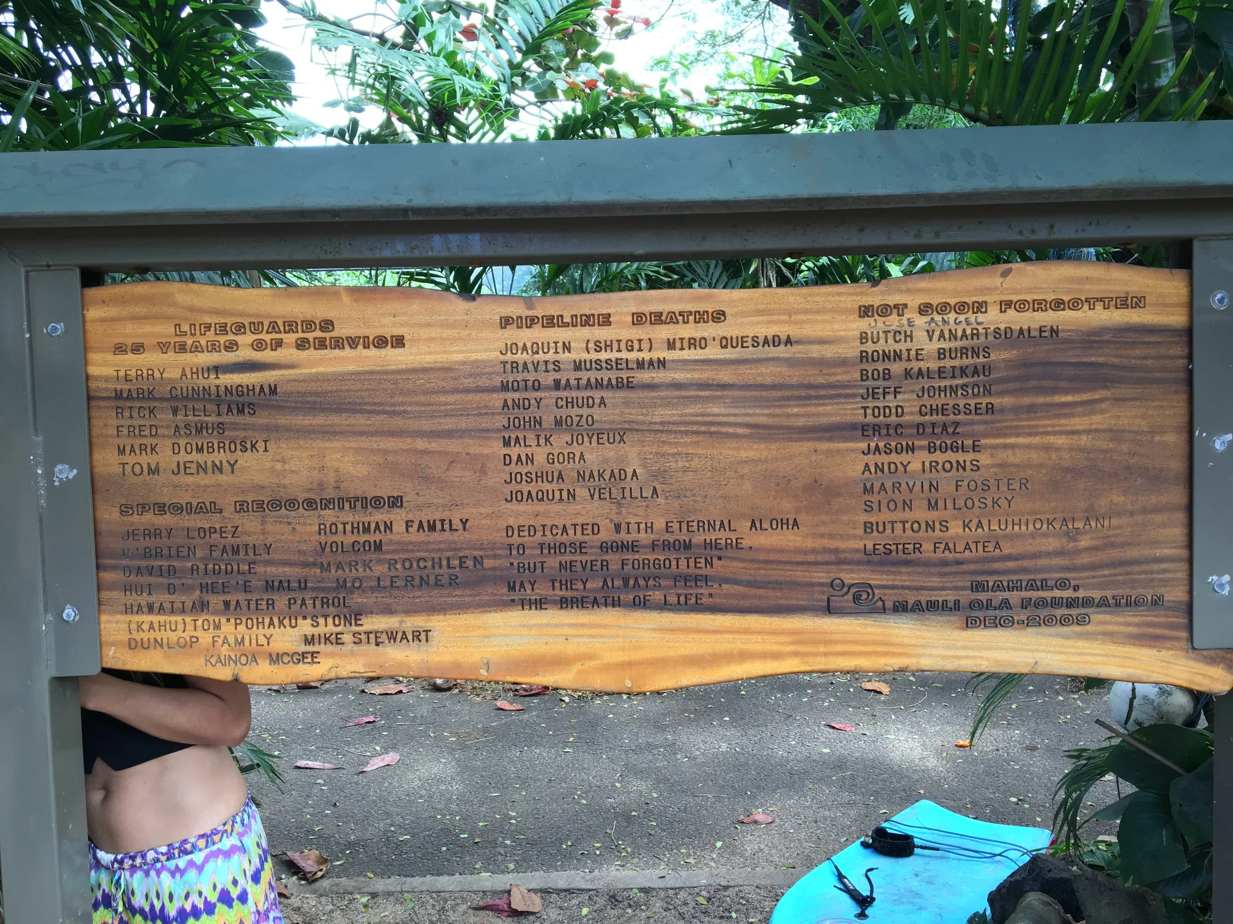 The reverse of the plaque lists all the deaths at Pipeline and the lifegaurds who have dedicated their lives to saving people there. While we were looking at the plaque two little boys ran up to us and pointed to some names and told us that they were their uncles. The next Pipemasters no doubt; 