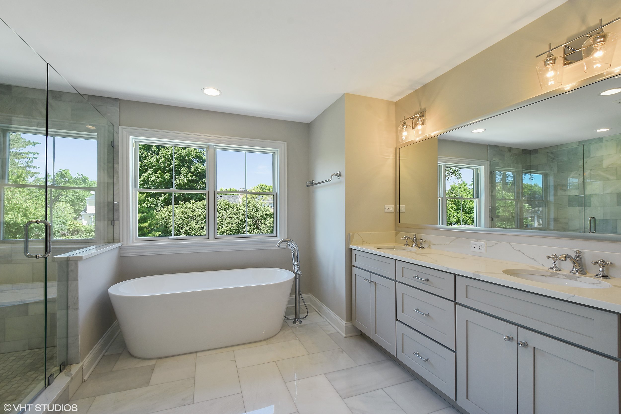 13_440WestShadyLane_13_MasterBathroom_HiRes.jpg