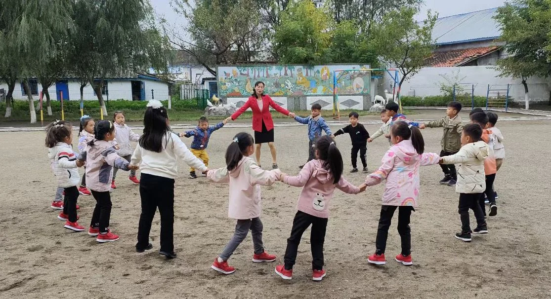 Cday2025 group in circle.jpg