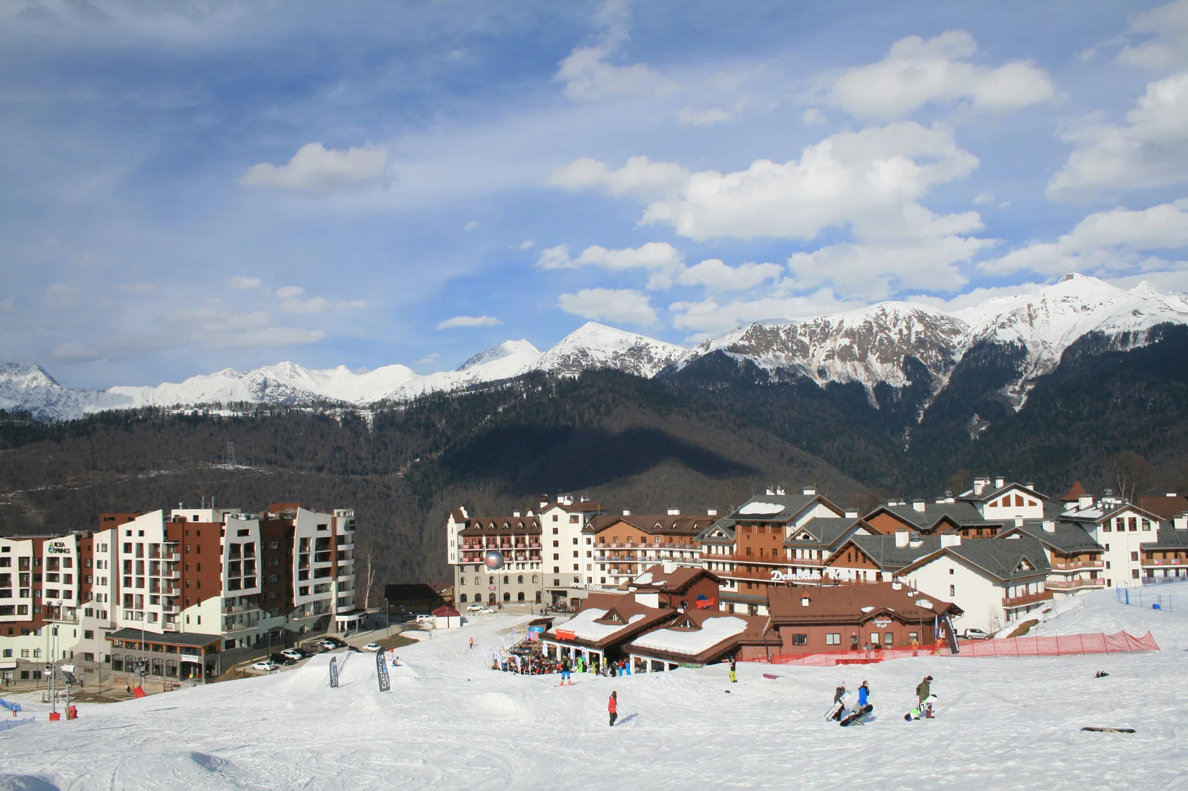Fotolia_182940358_Skiresort.jpg