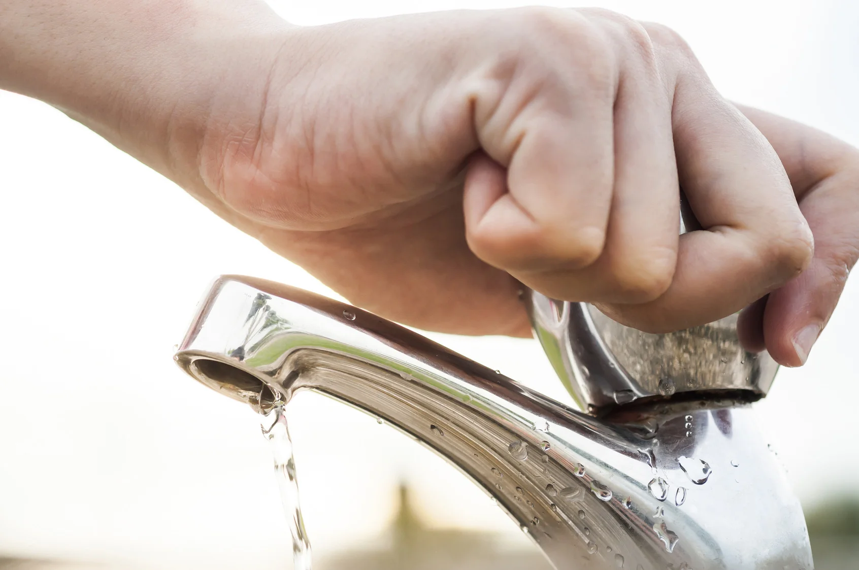 Fotolia_86403436_handfaucet.jpg