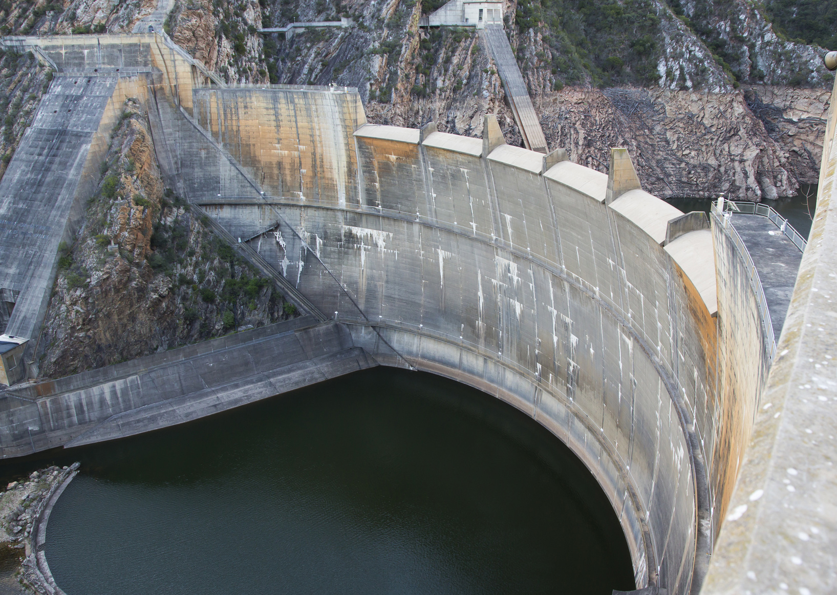 Fotolia_181499006_lowwaterleveldam.jpg