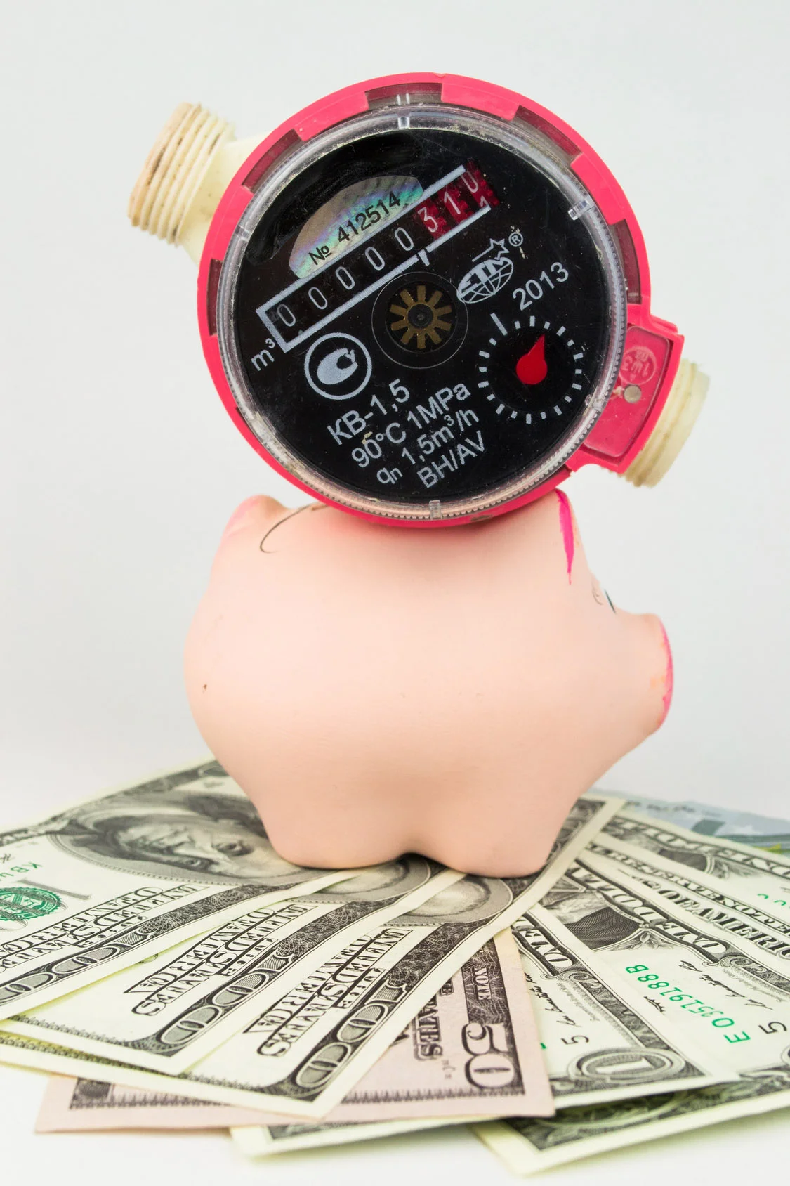 Fotolia_84723597_watermeter_piggybank.jpg