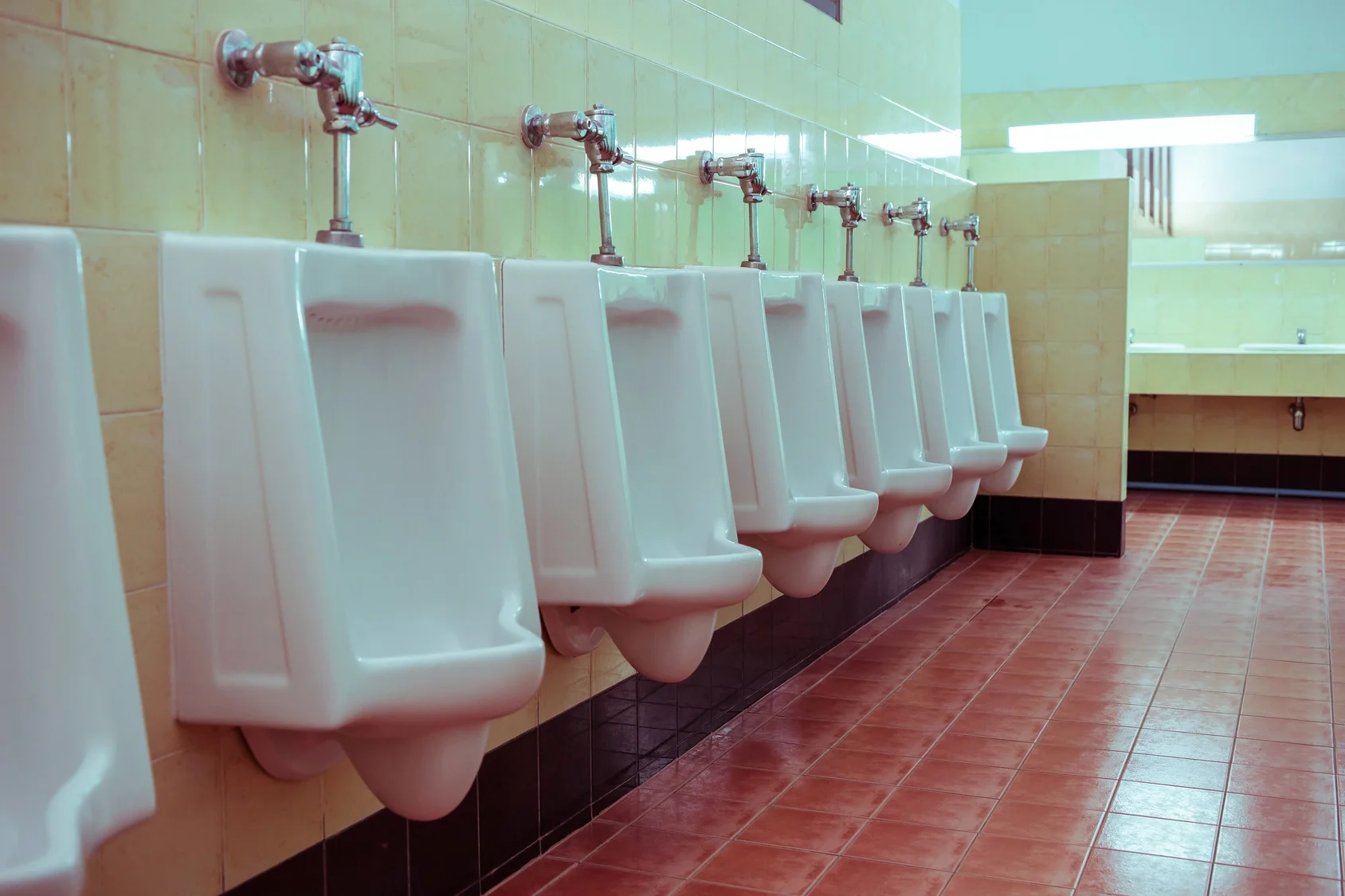 Fotolia_91039071_oldflushedurinals.jpg