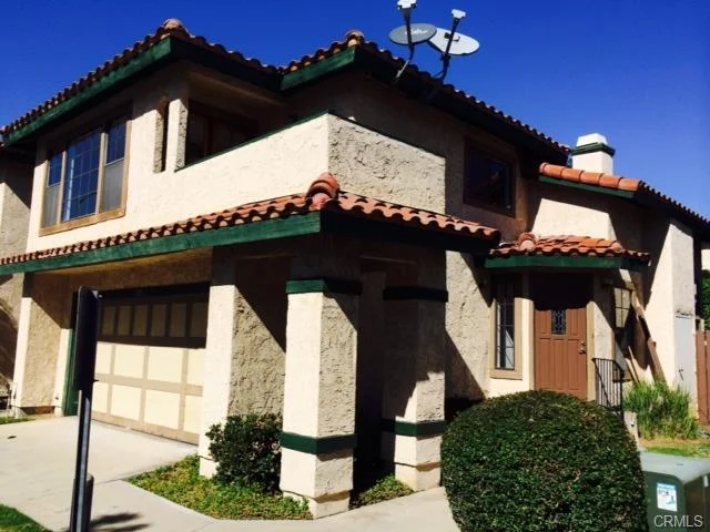 2 Beds, 3 Baths