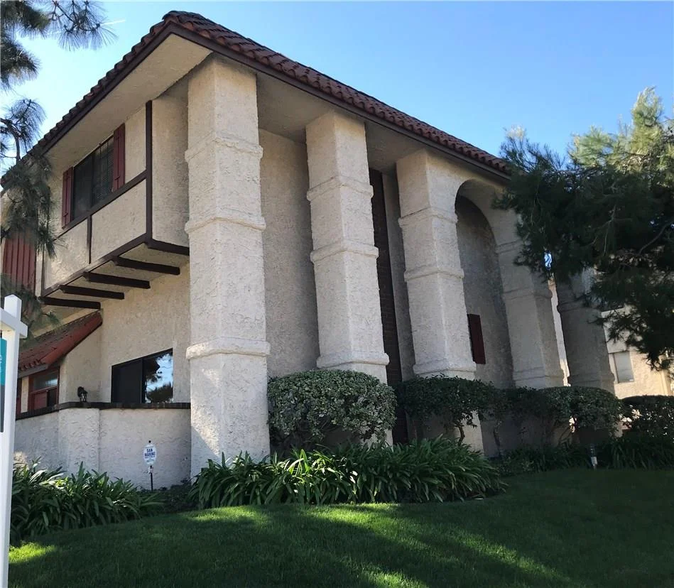 3 BEDS, 2.5 BATHS WITH DIRECT-ACCESS 2 CAR GARAGE