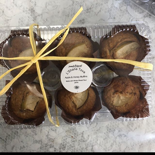 APPLE &amp; HONEY MUFFINS! A healthy, delicious hostess gift or dessert for your family. Everyone will enjoy this sweet, fluffy pastry. 🍎 🍯 #shanatova #roshhashana #diptheappleinthehoney