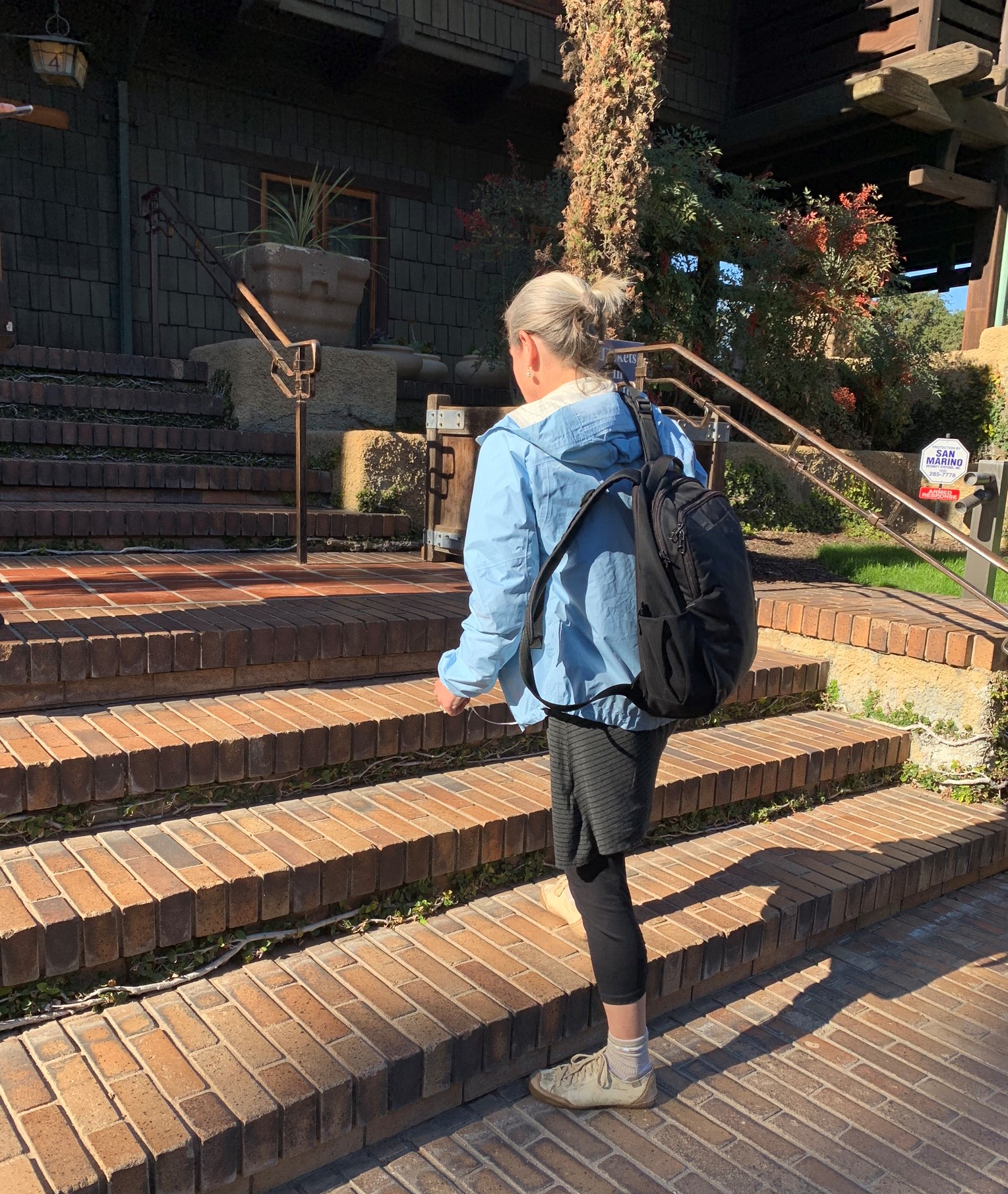 Brick stairs with 6-1/2” risers and 16-1/2” treads (2R+1T = 29-1/2”). There was some disagreement on the comfort of these steps. Maybe it was because we were distracted by the beautiful surroundings? Or there were so few of them?