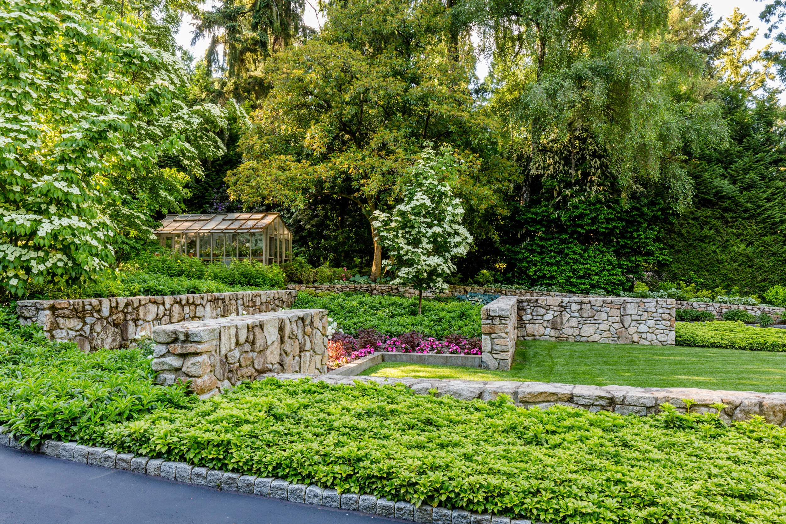 Photo by Miranda Estes . Mid-century Modern residence’s landscape by Land Morphology.