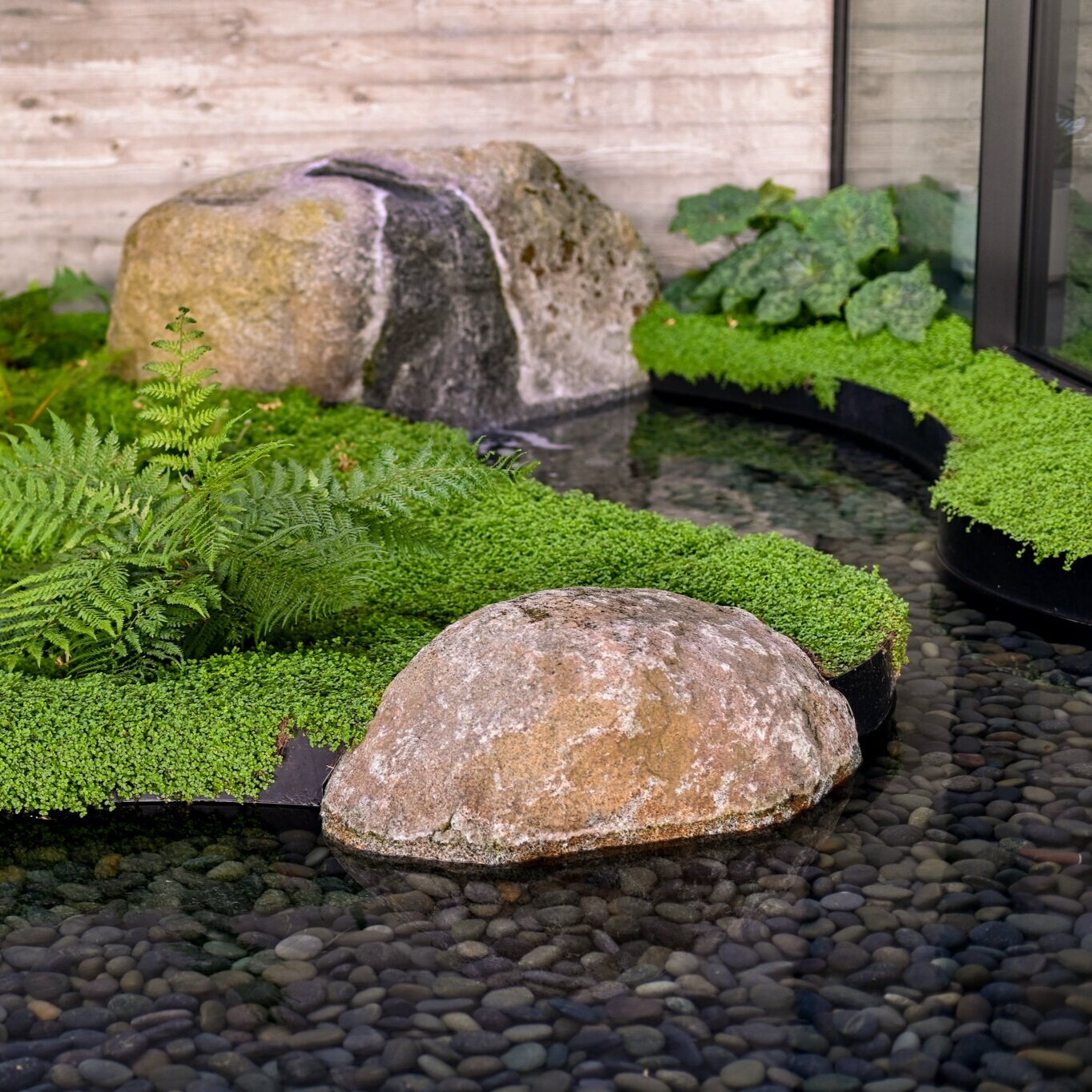  Modern lanscape design featuring interior courtyard with water garden 