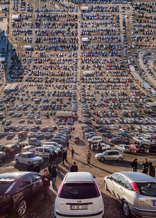 Open_secondhand_car_bazaar.jpg