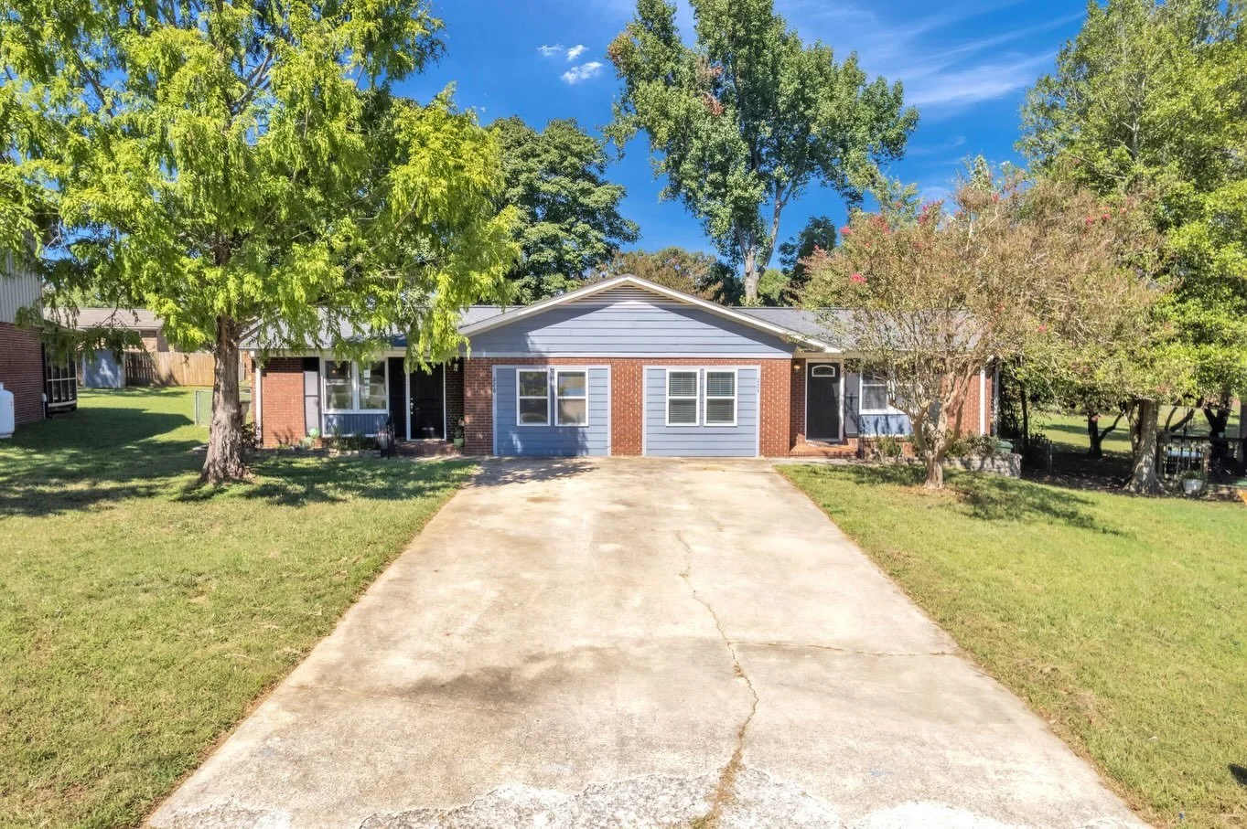 Don&rsquo;t worry, you&rsquo;re not seeing double! 🫪 

Duplexes like this are hard to find in the Upstate. Well kept, well built, and convenient to parks, shopping, and so much more.

🏷️: $360,000
🛌: 3 bedrooms per side
🛁: 2 full bathrooms per si