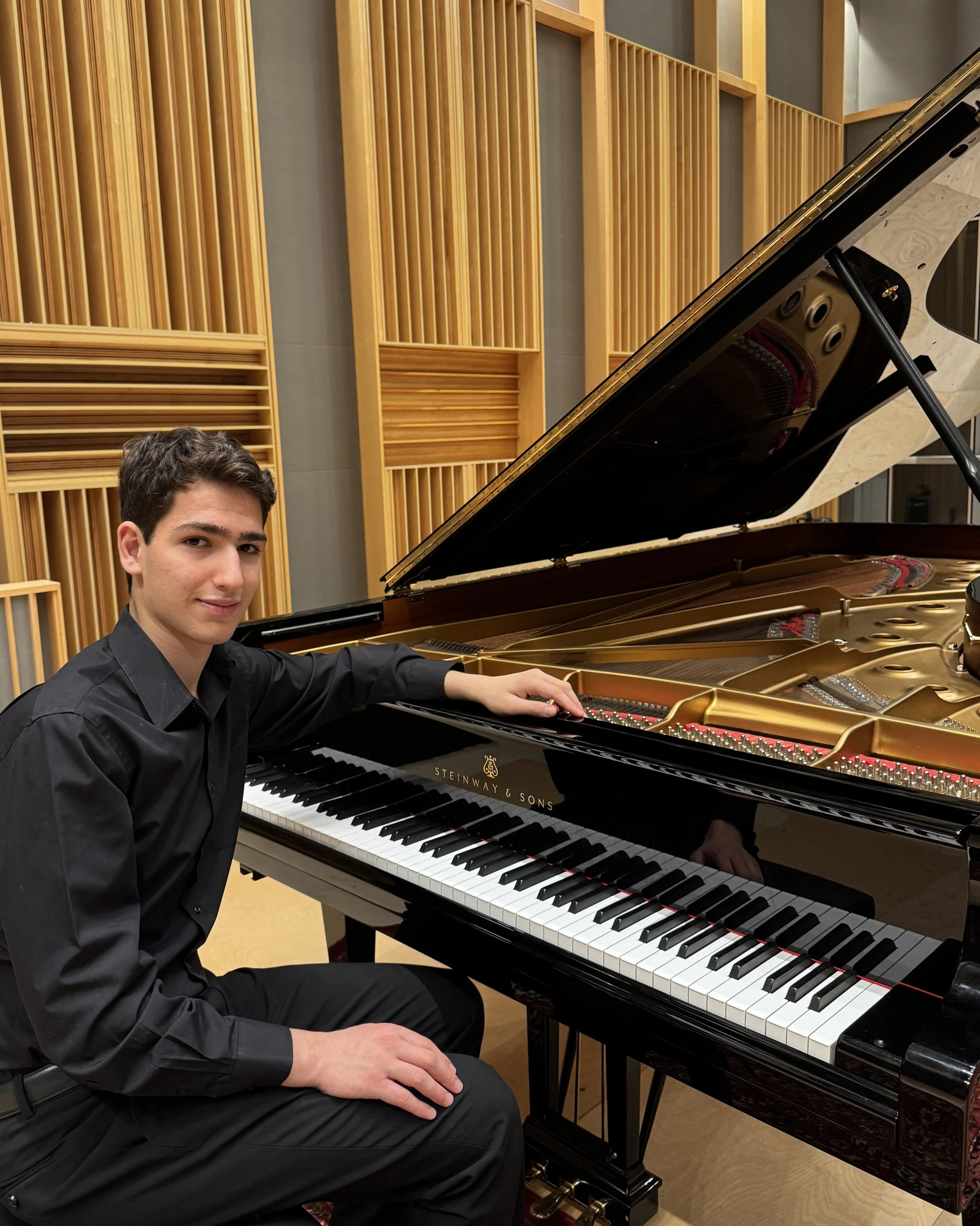 Vartan_at_the_piano.jpg